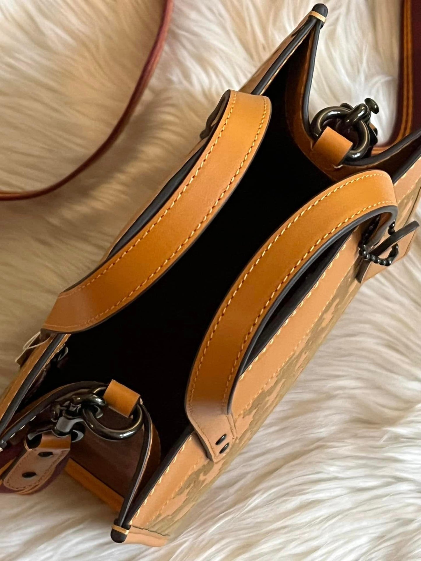 Coach Field Tote 22 with Horse and Carriage