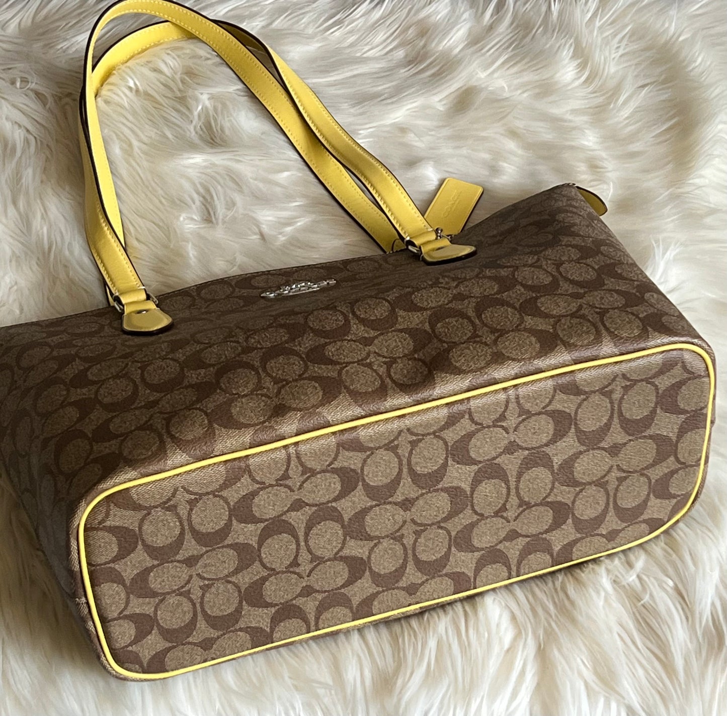 Coach Gallery Tote in Signature Canvas