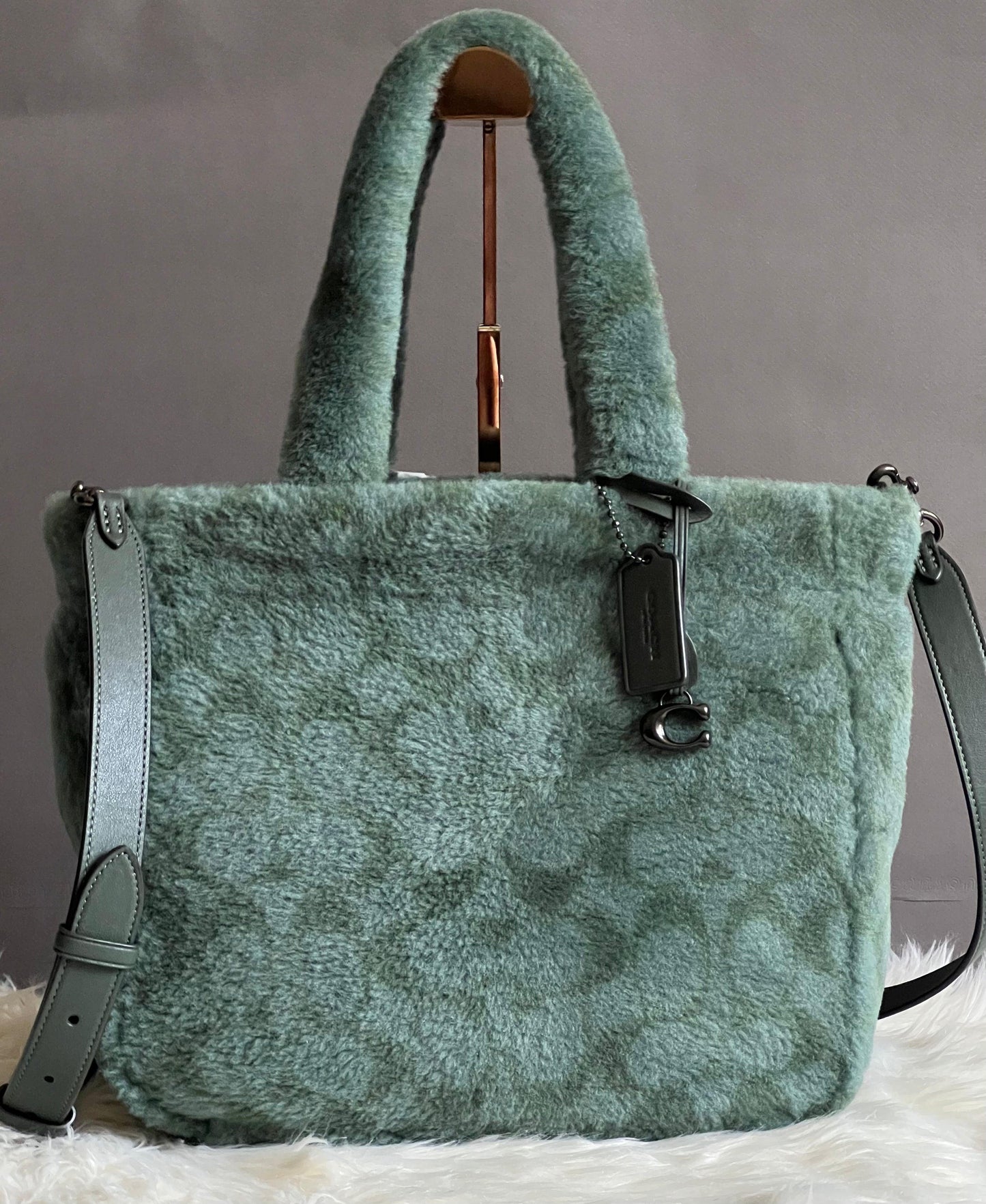 Coach Tote 28 in Signature Shearling