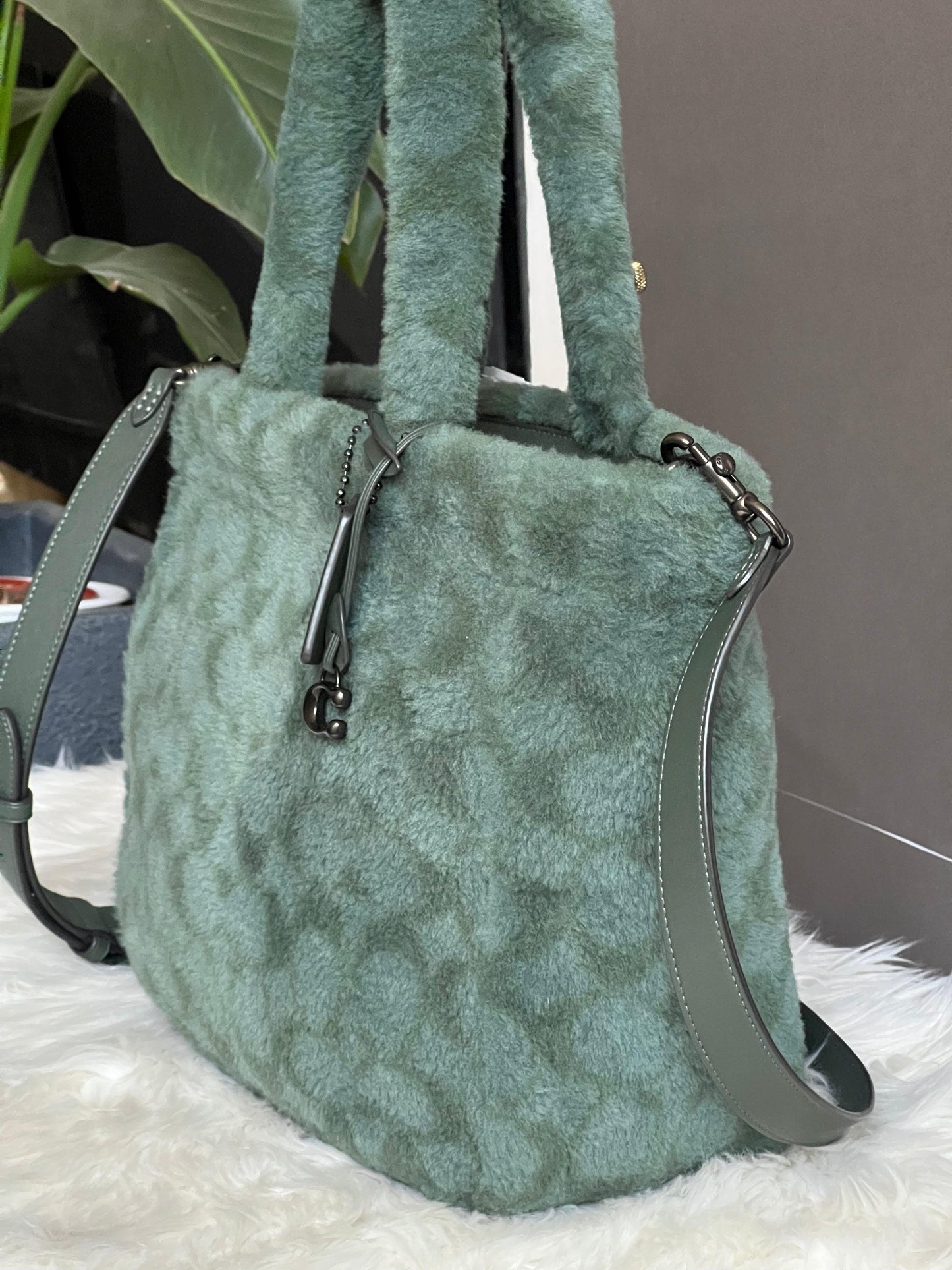 Coach Tote 28 in Signature Shearling
