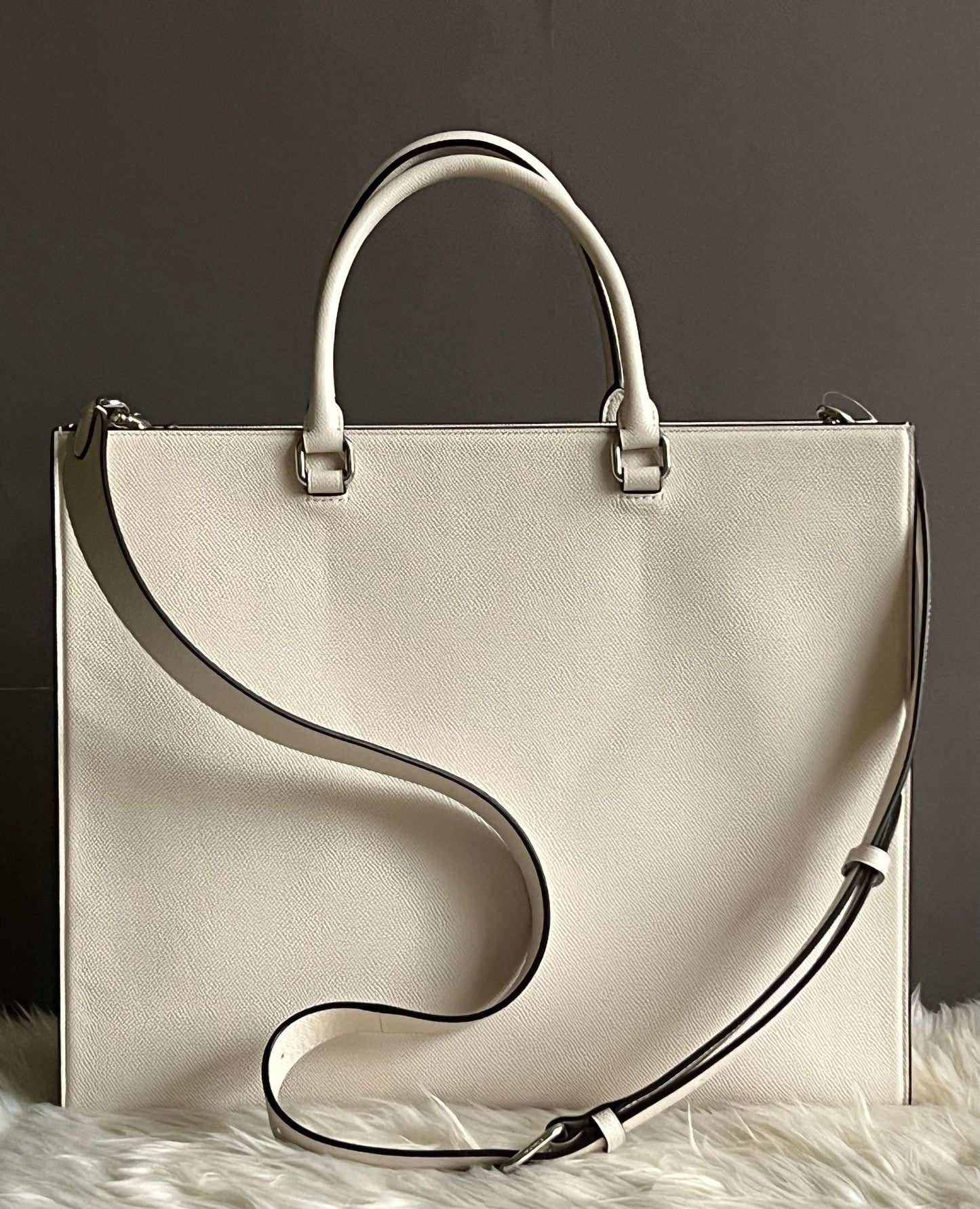 Coach Field Tote 40 with Signature Canvas Detail