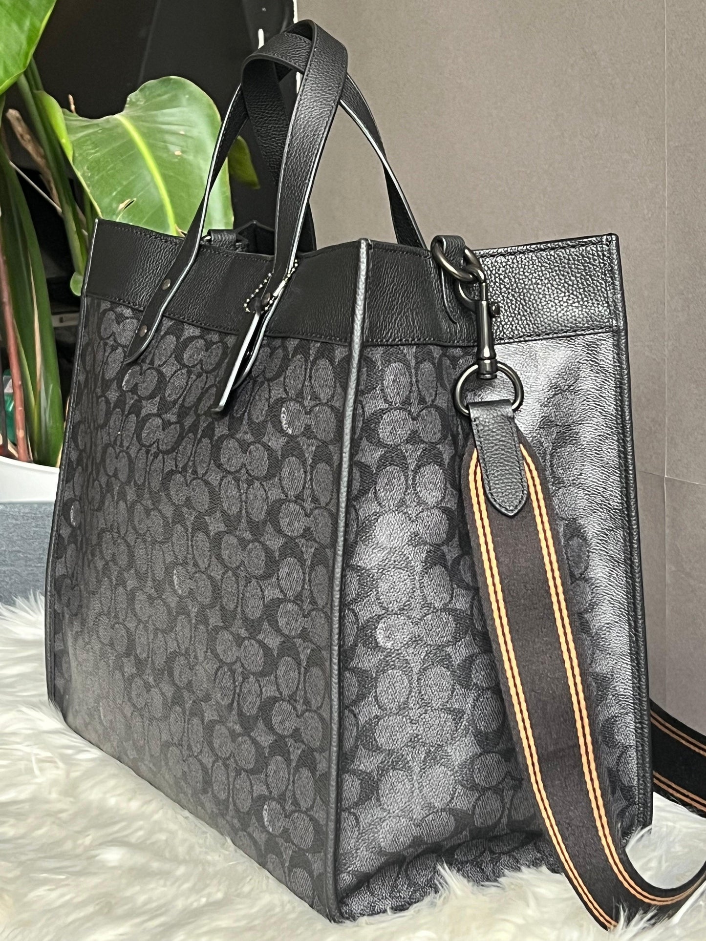 Coach Field Tote 40 in Signature Canvas
