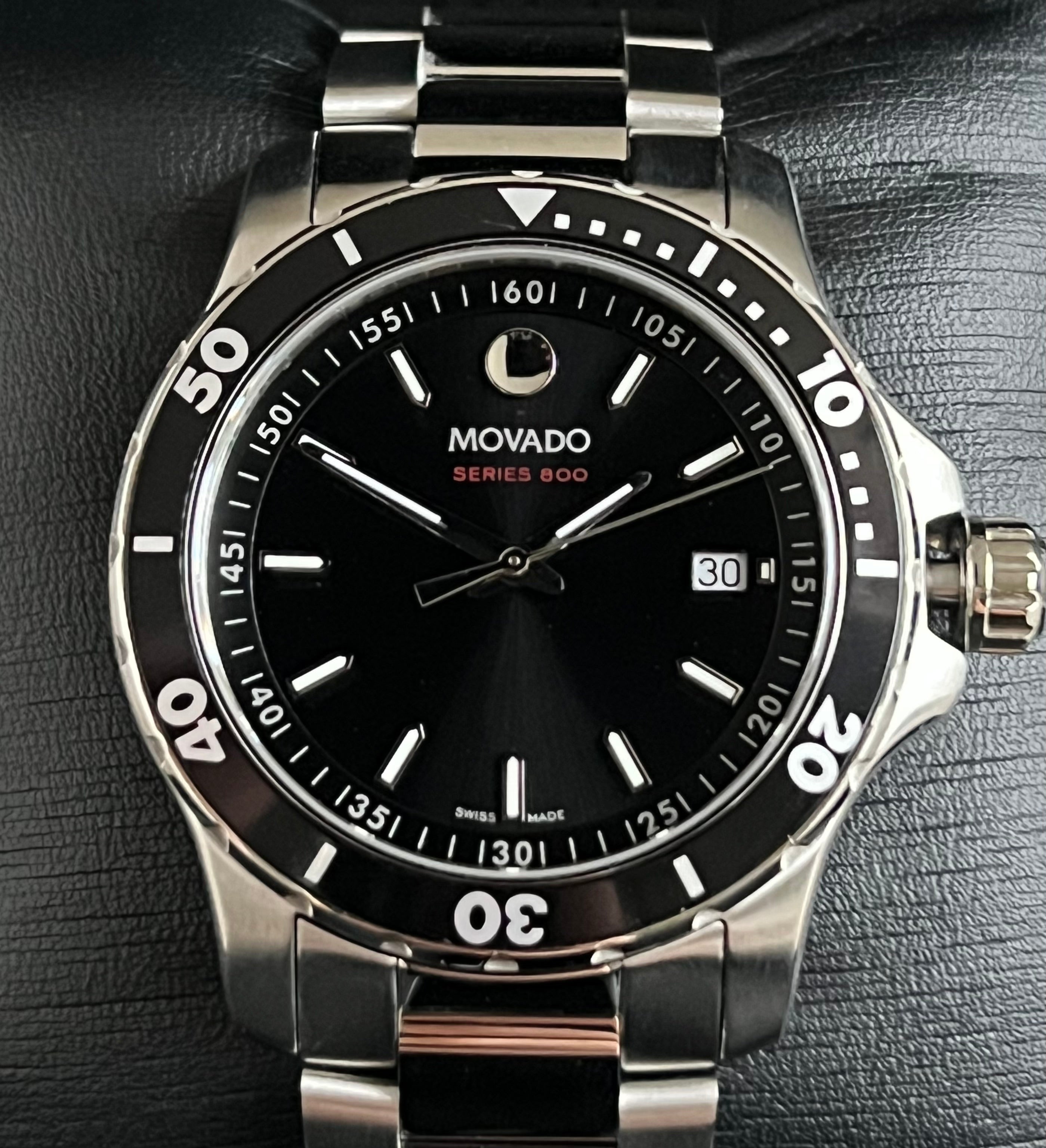 Horloge De Bureau Movado – Cadre Acier Inoxydable – Élégante & Sobre