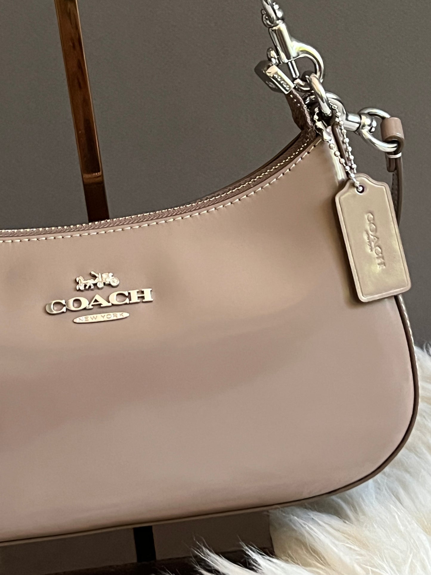 CV938 - Coach Teri Shoulder Bag in Spazzolato Leather