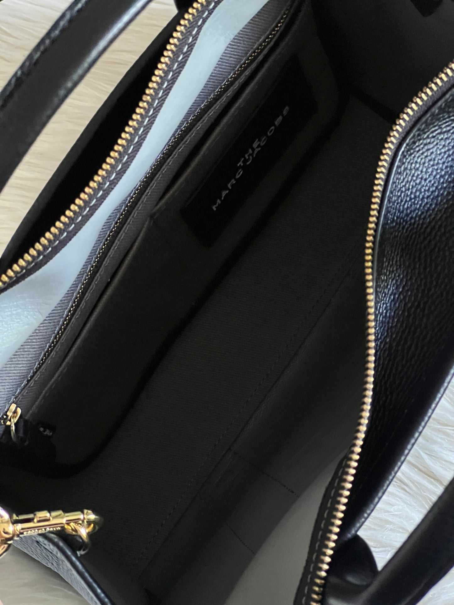 Marc Jacobs The Leather Medium Tote Bag