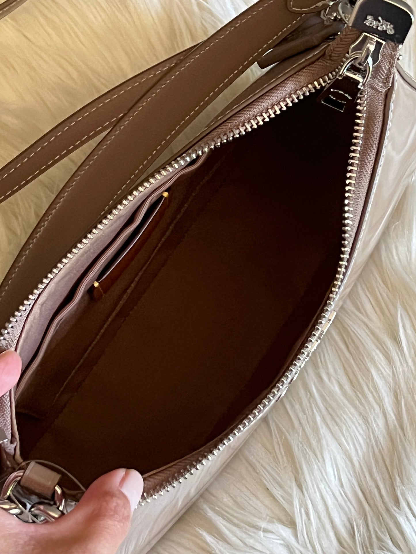 CV938 - Coach Teri Shoulder Bag in Spazzolato Leather