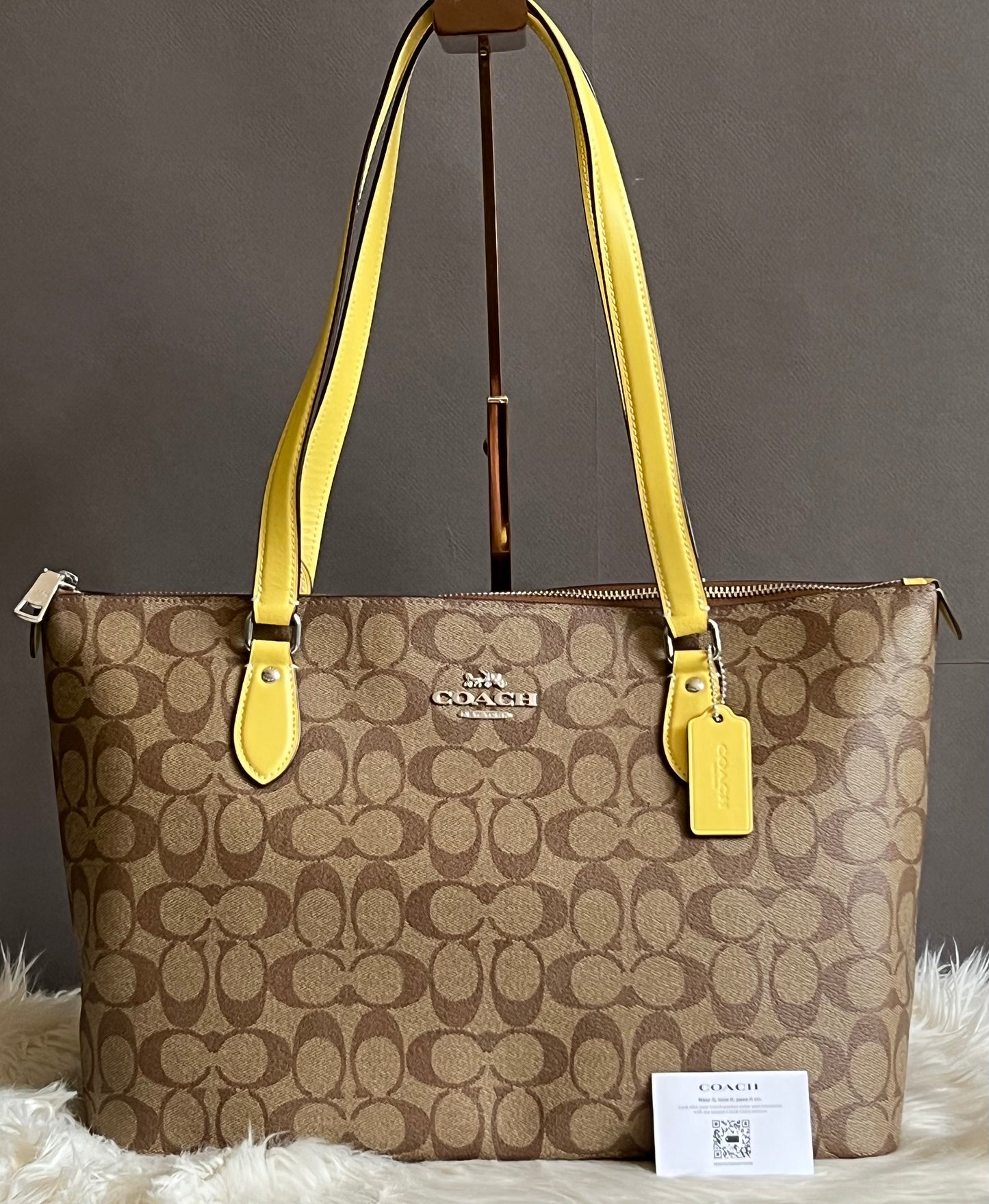 Coach Gallery Tote in Signature Canvas