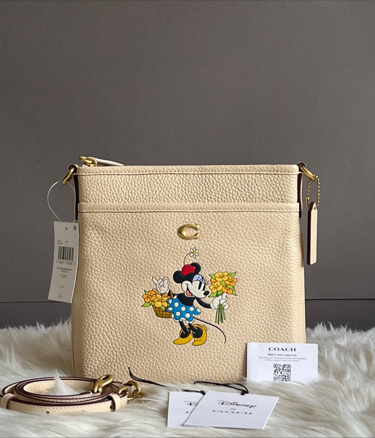 Minnie mouse kitt discount messenger crossbody with patches