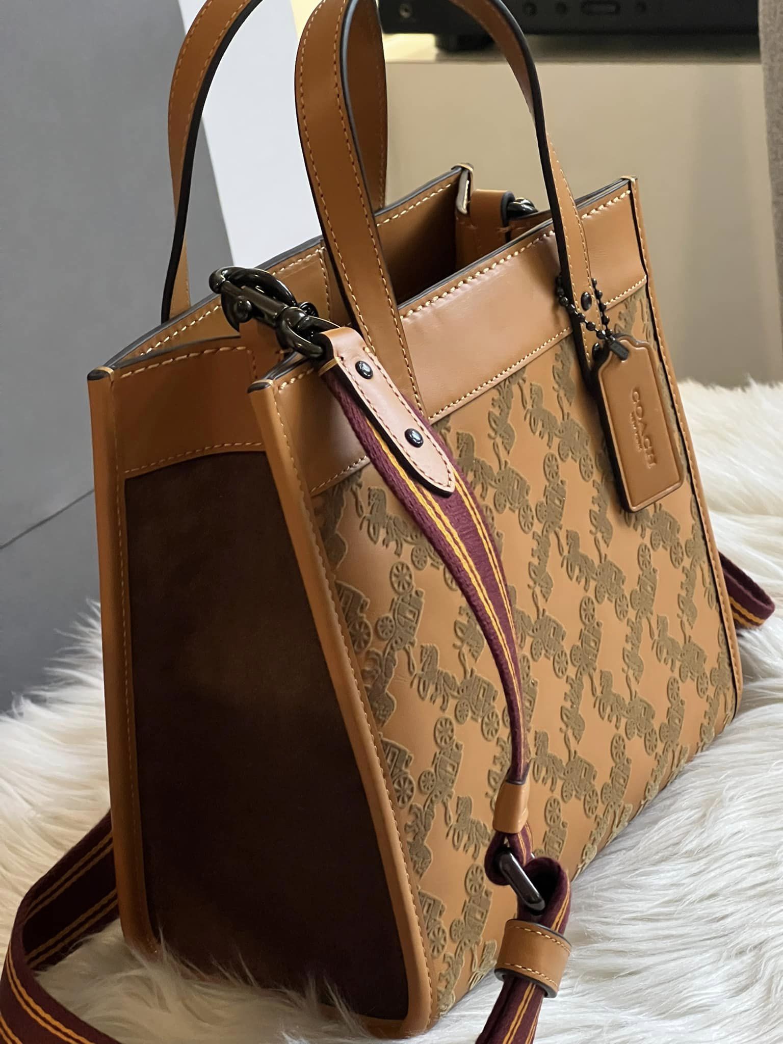 Coach Field Tote 22 with Horse and Carriage – Club de Mode