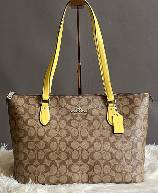 Coach Gallery Tote in Signature Canvas