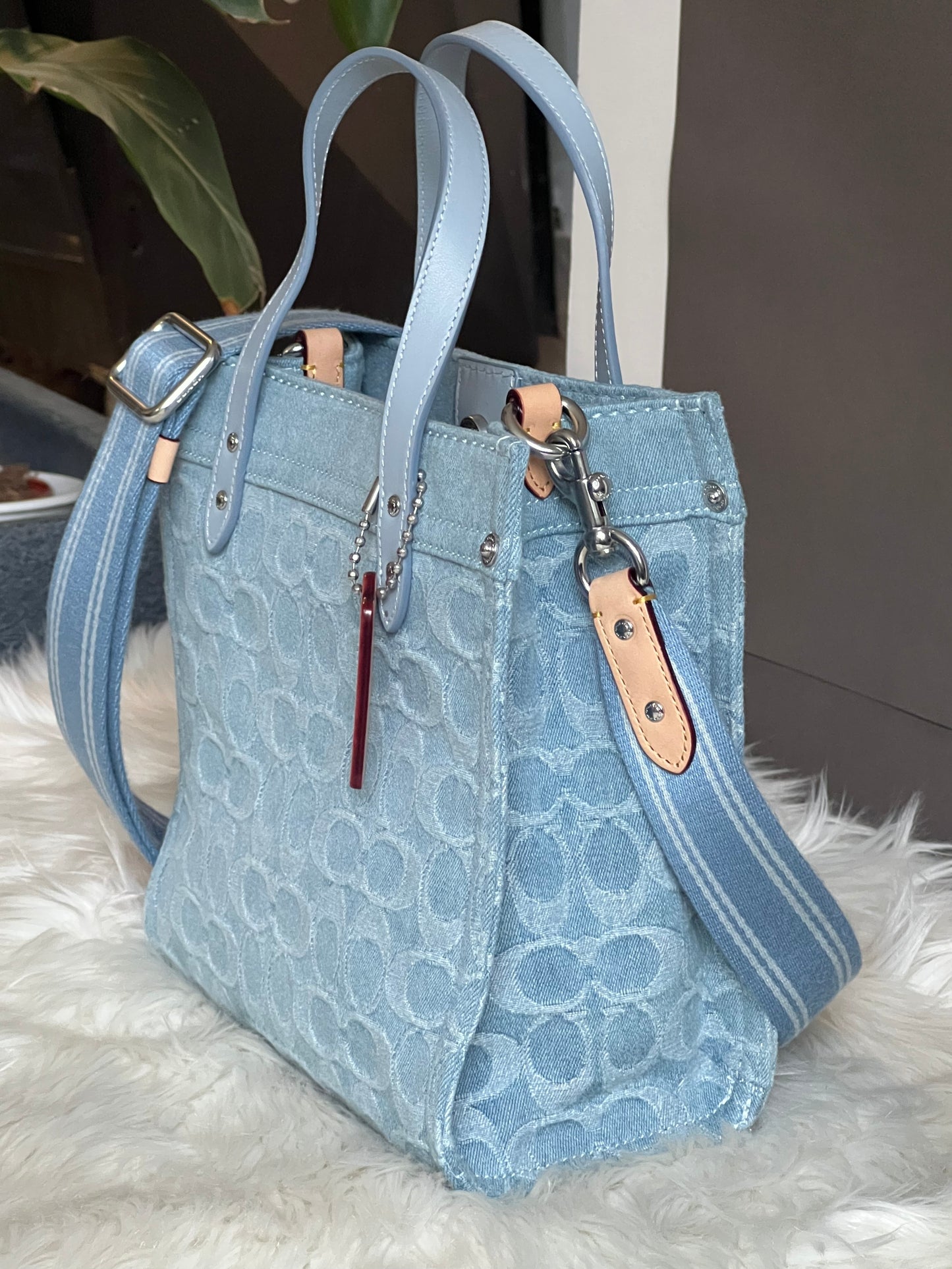 💯Authentic Coach - coach field tote 22 in signature denim , coach