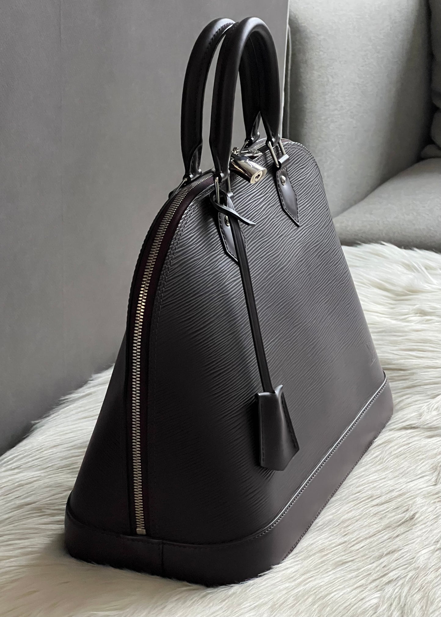 Louis Vuitton Alma MM In Epi Leather