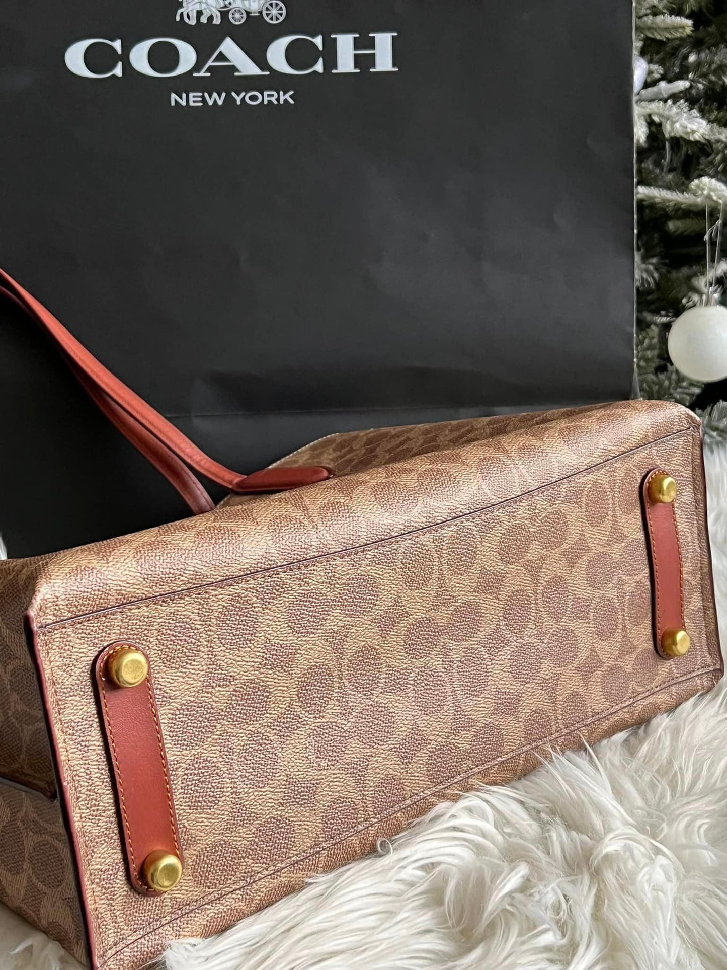 Coach Willow Tote In Signature Canvas