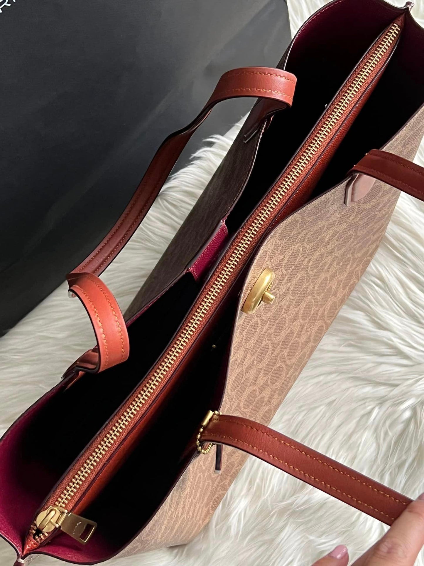 Coach Willow Tote In Signature Canvas