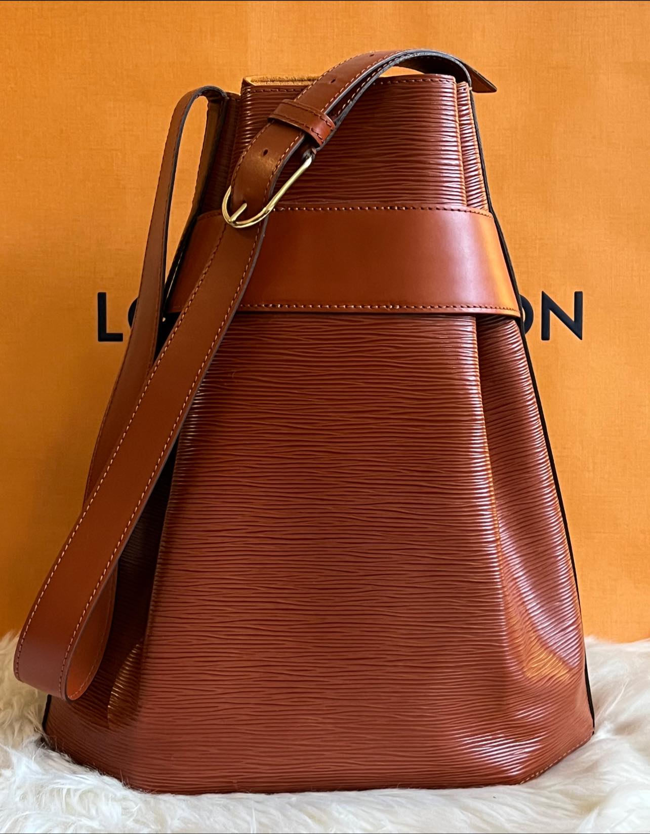 Louis Vuitton Sac D'epaule Twist Bucket (Ultra Rare) with Pouch 869908