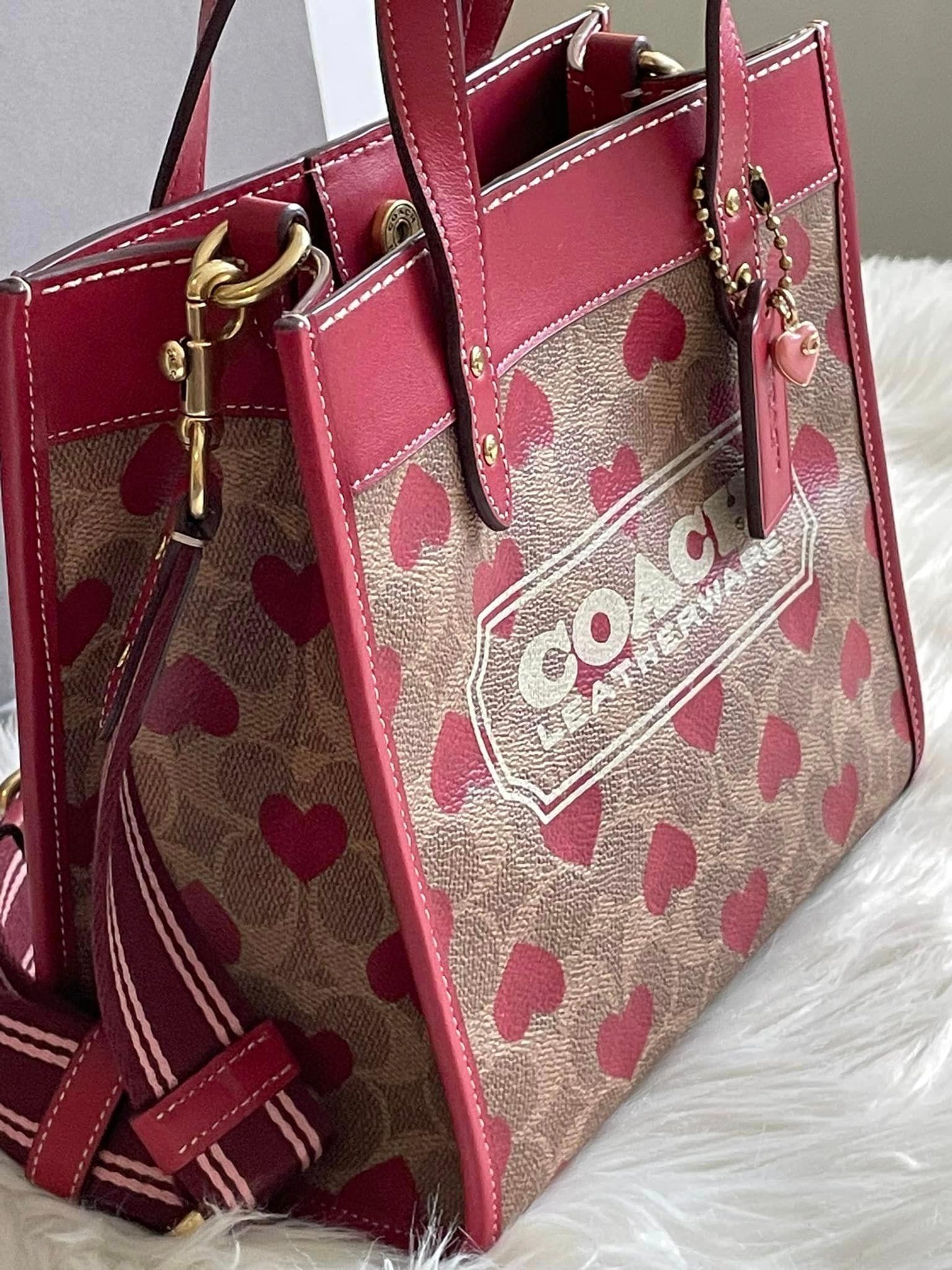 Coach Field Tote 22 in Signature Canvas with Heart Print