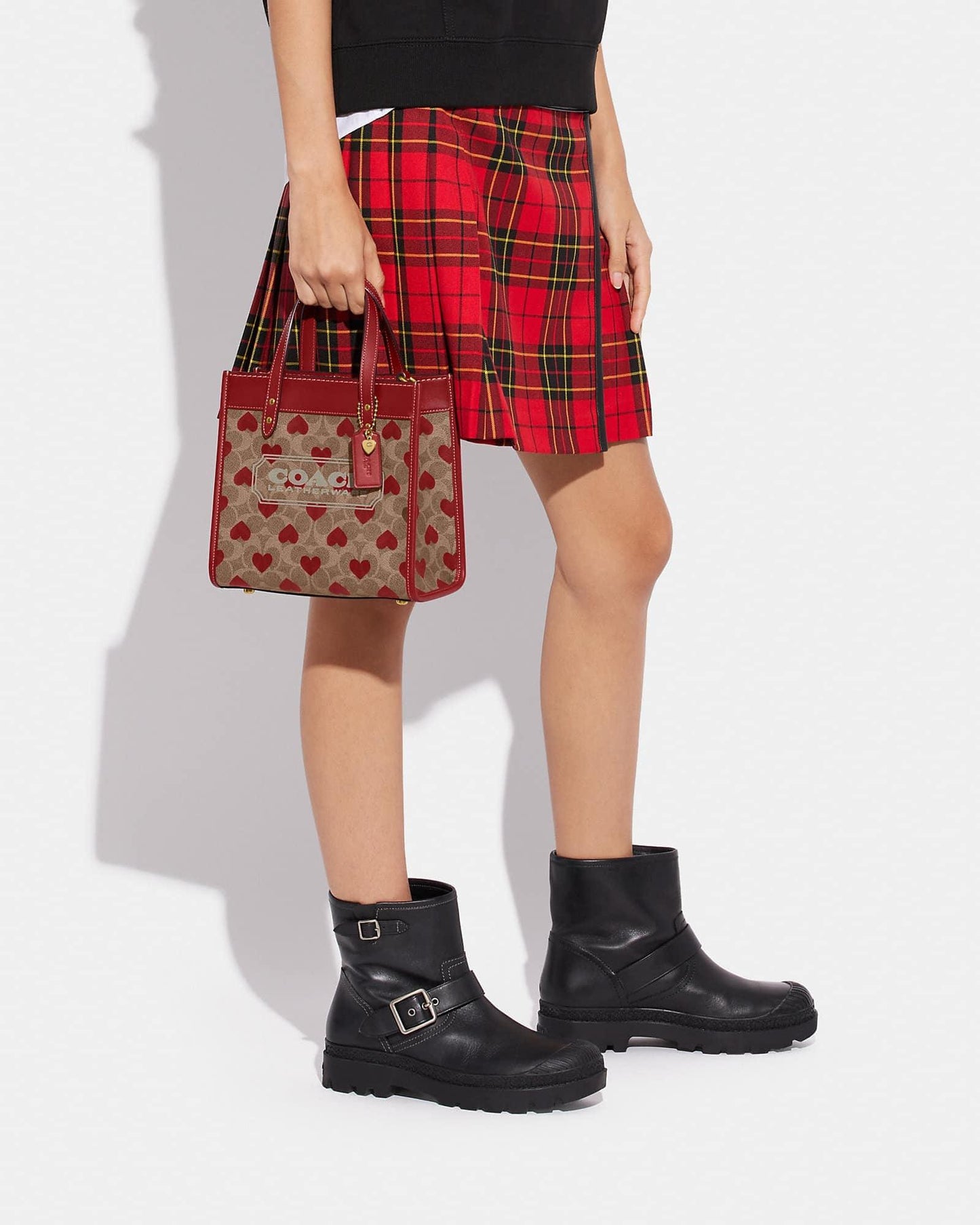 Coach Field Tote 22 in Signature Canvas with Heart Print