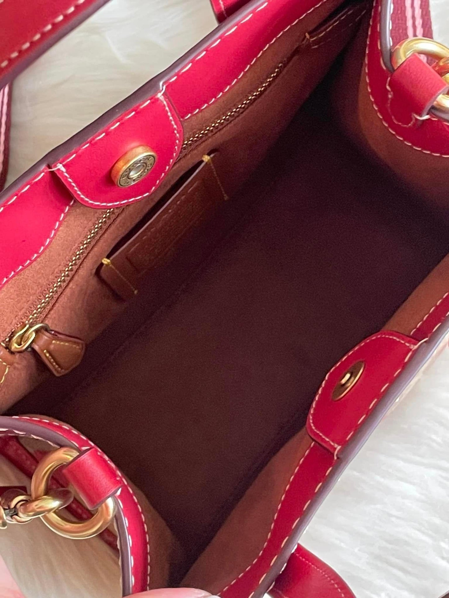 Coach Field Tote 22 in Signature Canvas with Heart Print