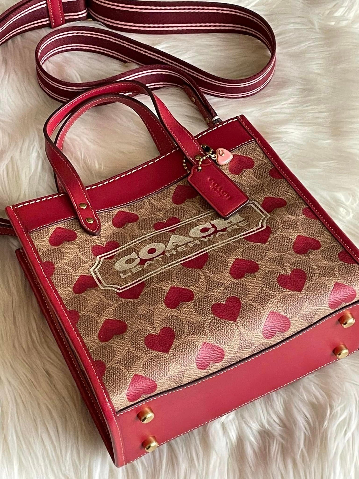 Coach Field Tote 22 in Signature Canvas with Heart Print