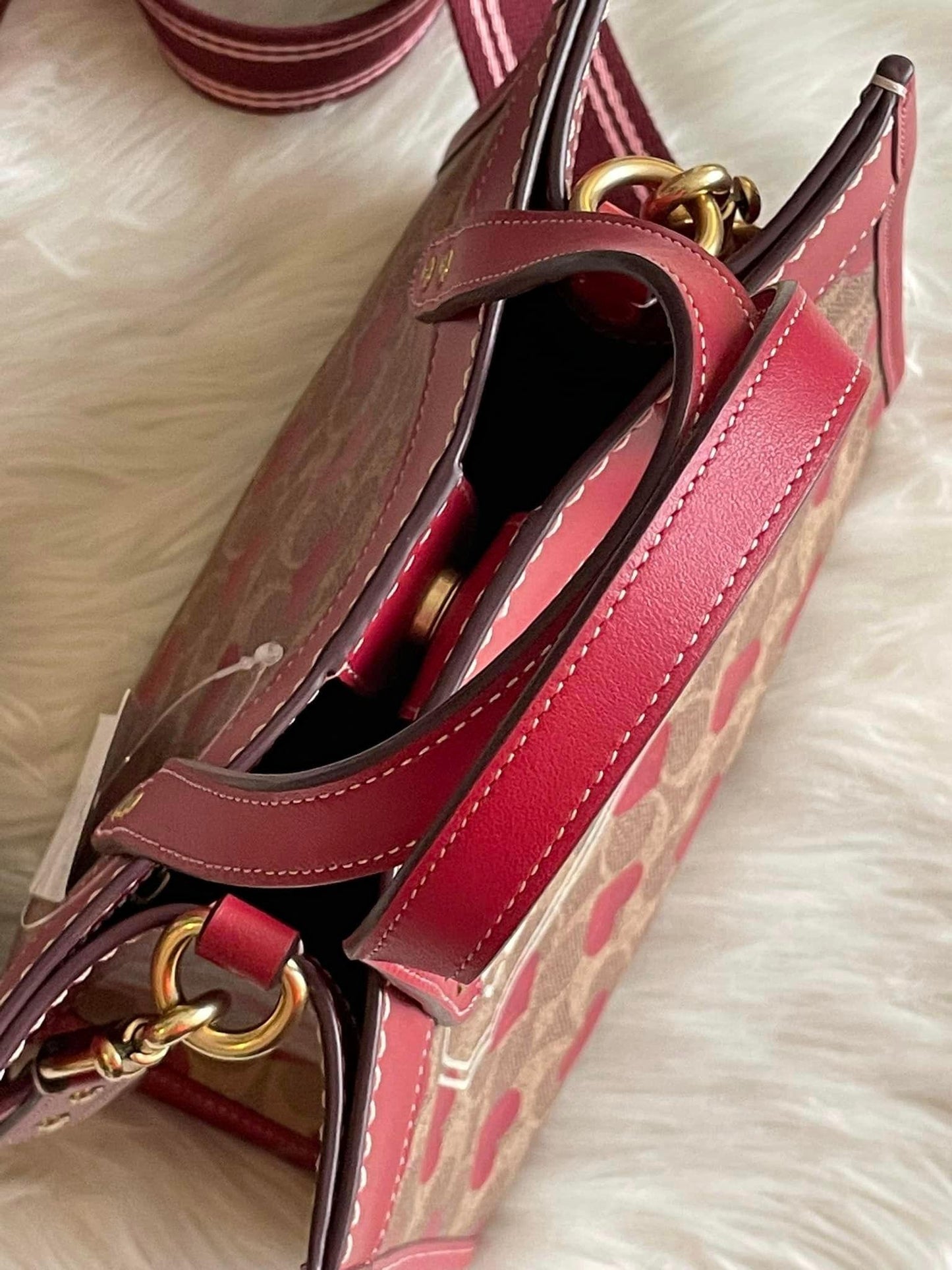 Coach Field Tote 22 in Signature Canvas with Heart Print