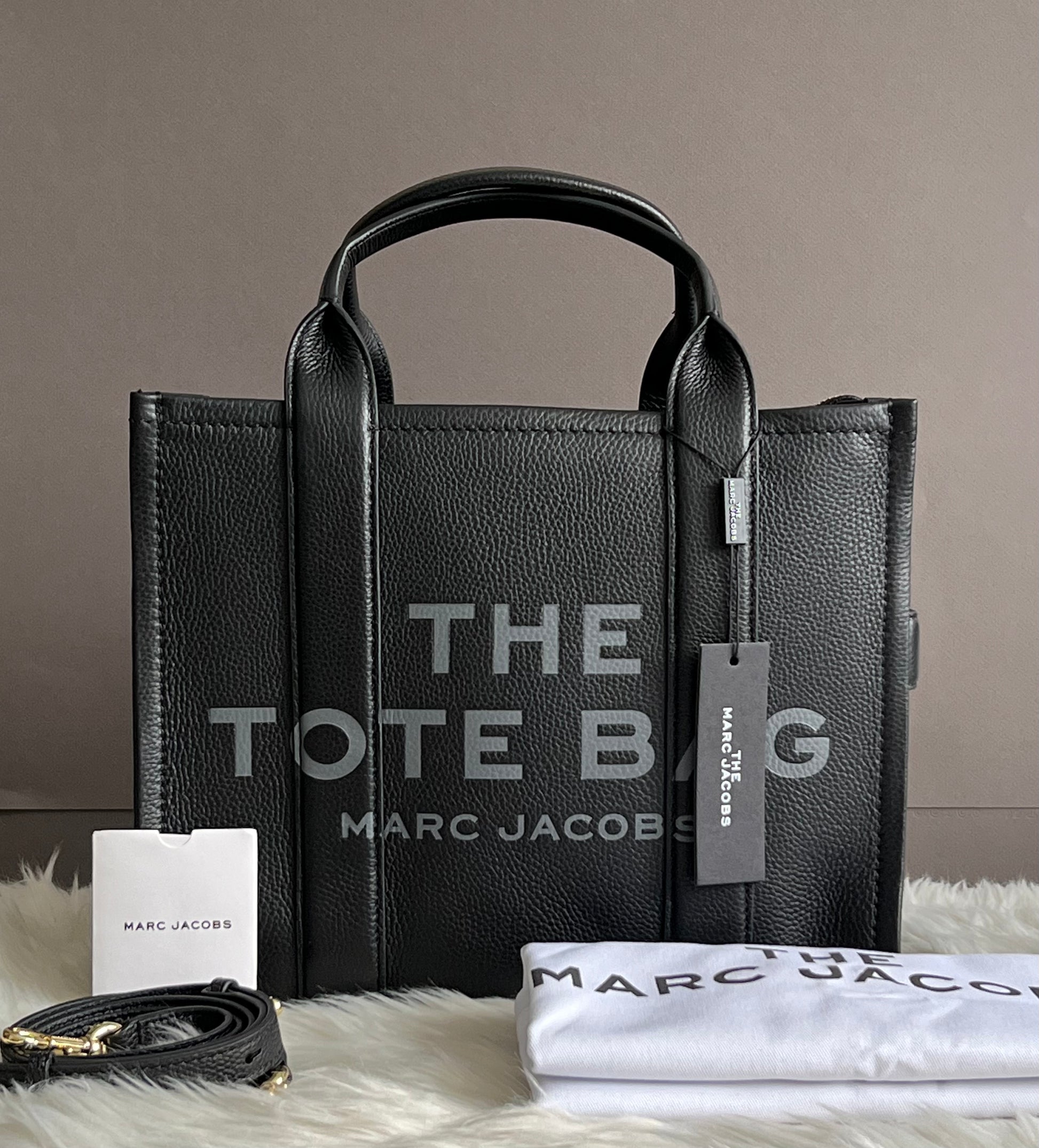 Marc Jacobs The Leather Medium Tote Bag - Club de Mode Marc Jacobs The Leather Medium Tote Bag - Club de Mode