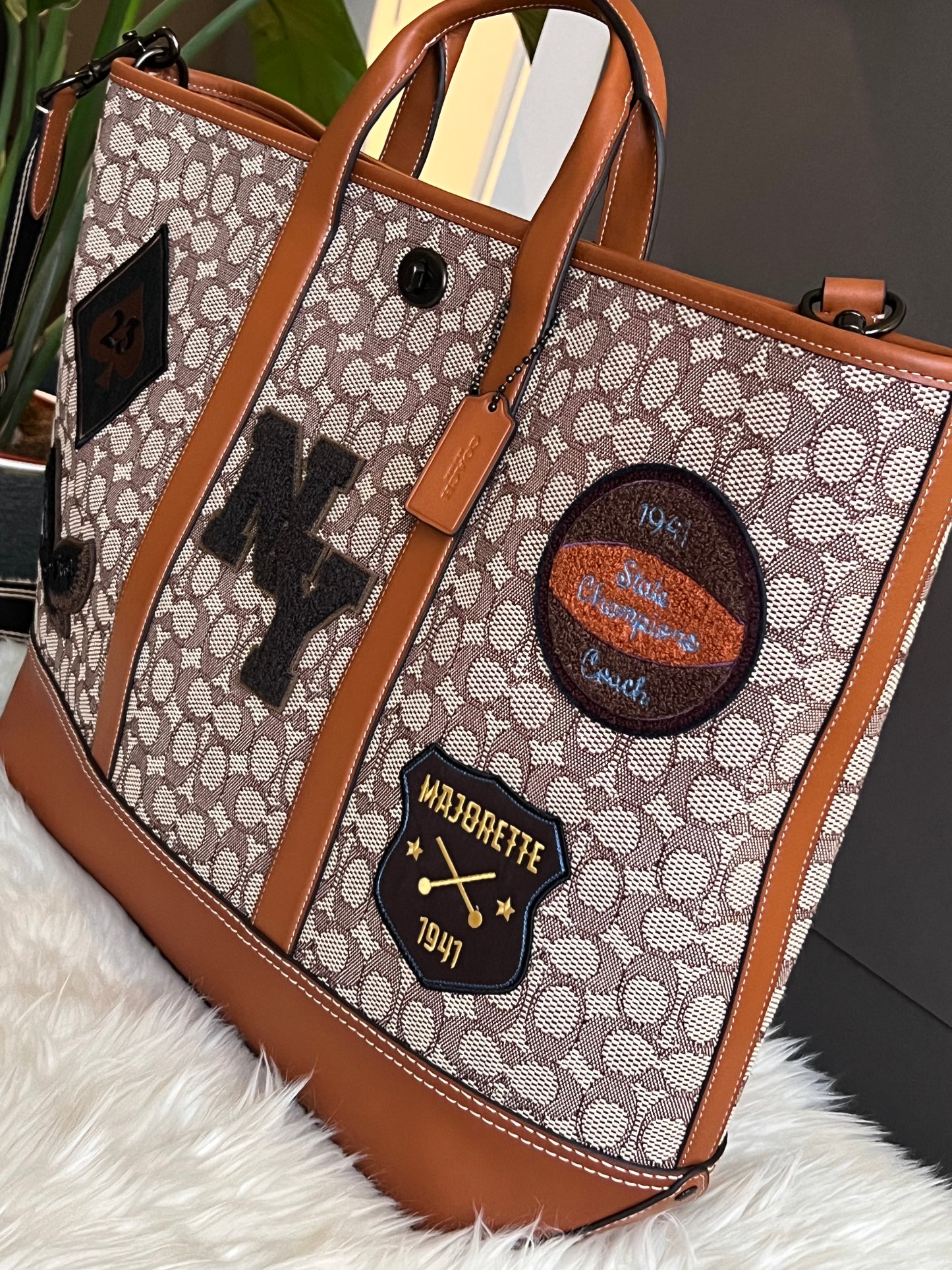 Turnlock tote 2025 in signature jacquard