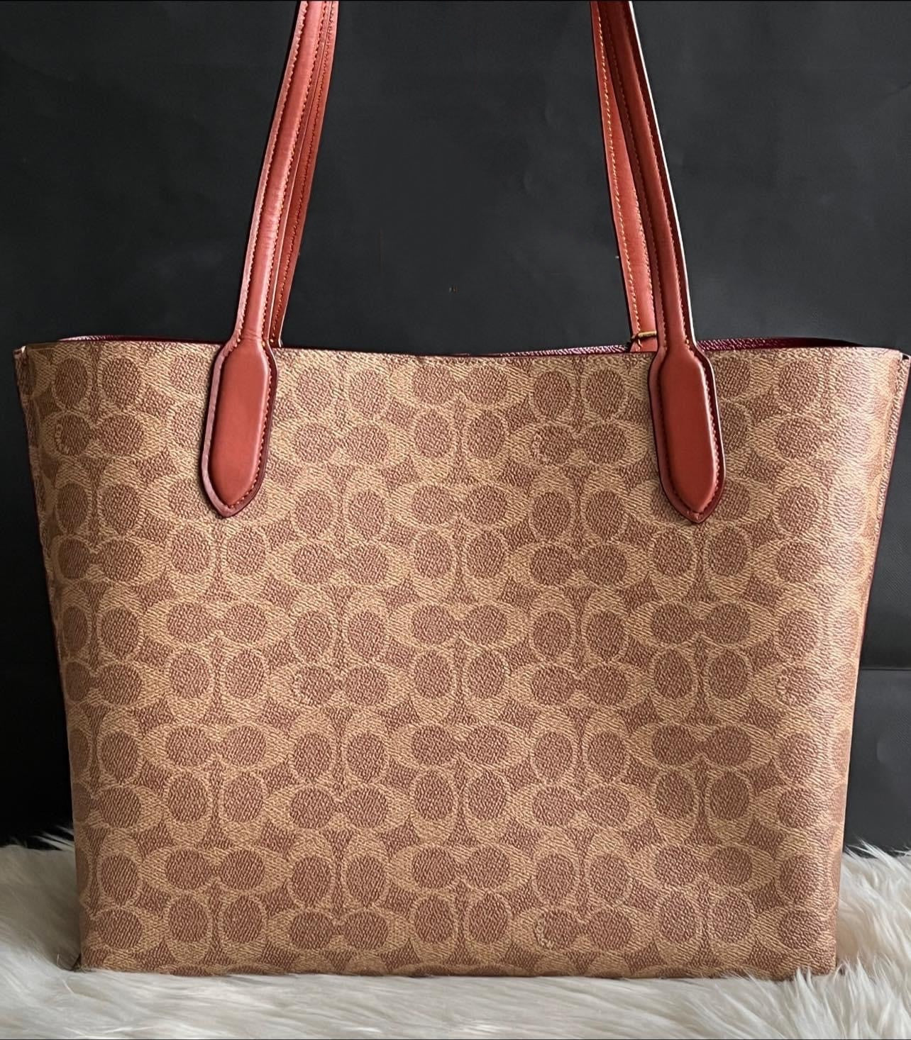 Coach Willow Tote In Signature Canvas