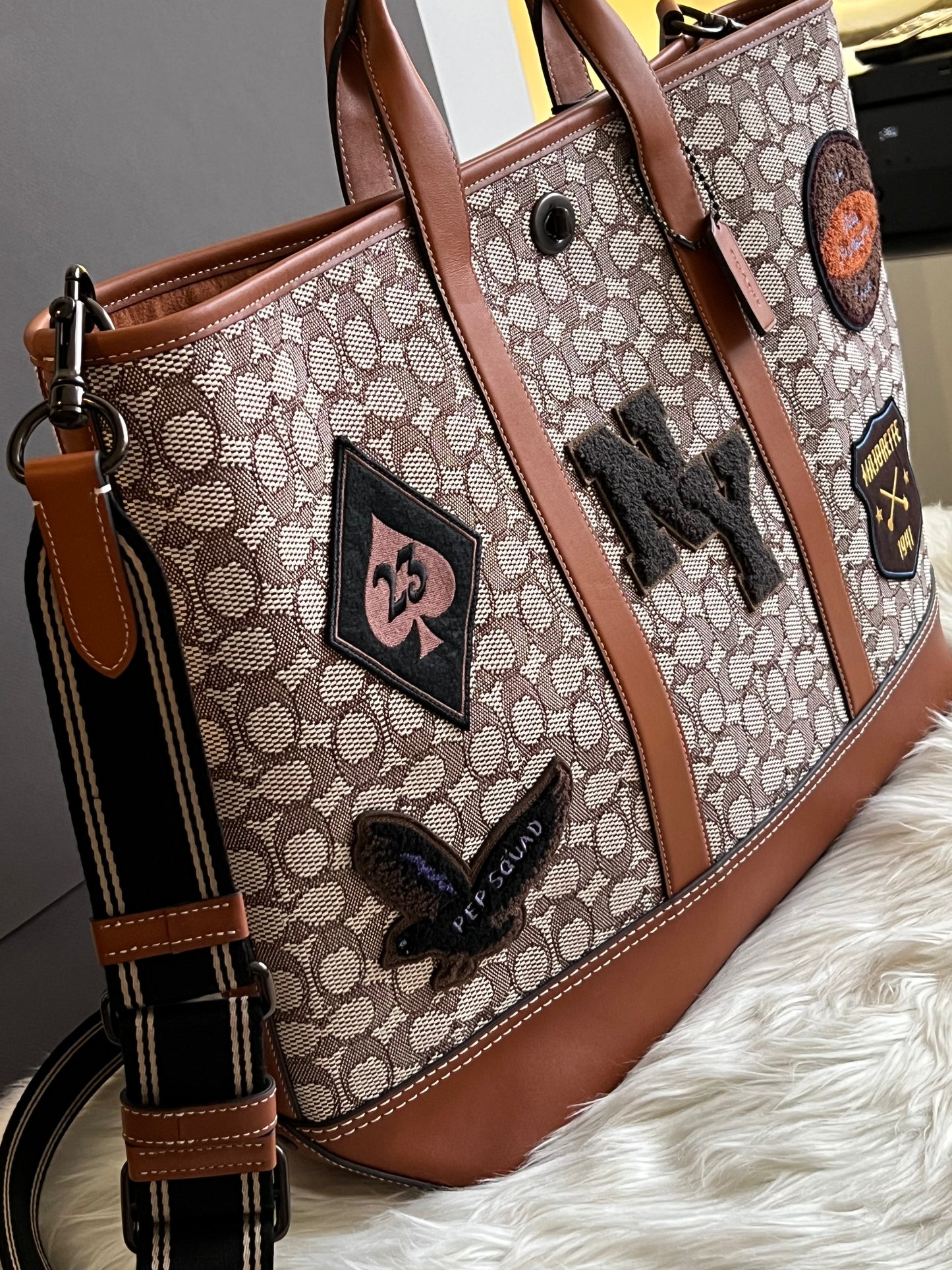 Turnlock tote in signature discount jacquard